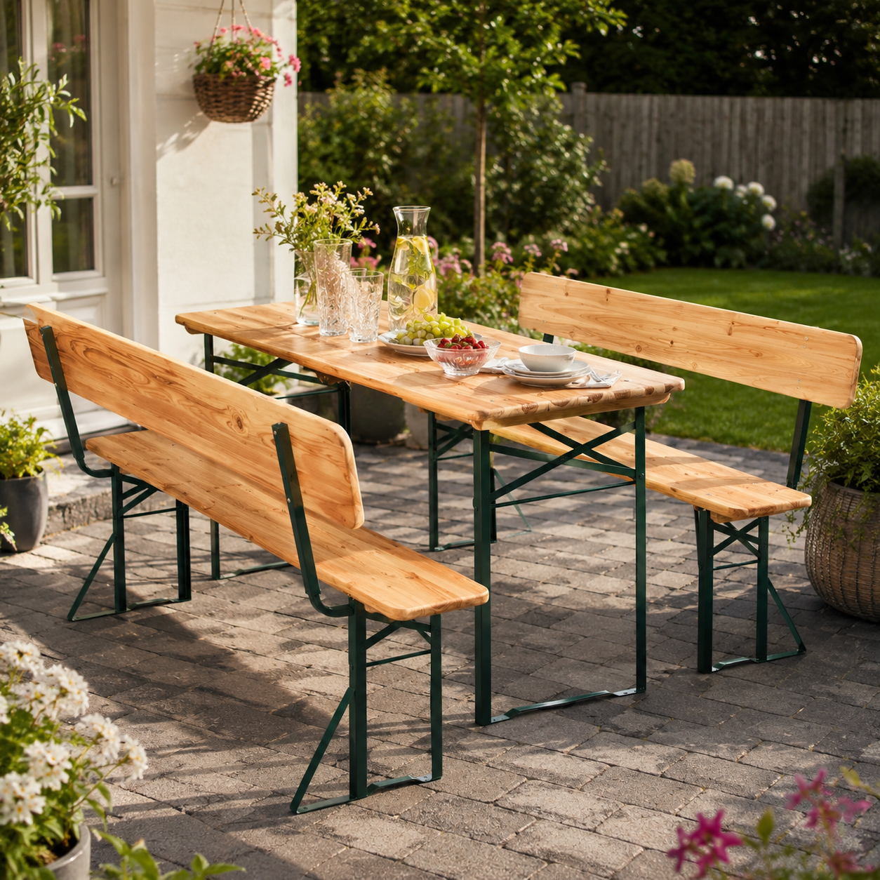 Houten biertafelset met gedekte tafel in de tuin