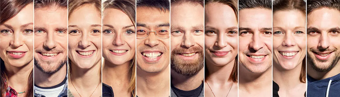 Notre équipe chez tectake – unie et engagée pour toi Photo d’équipe avec des collaborateurs et collaboratrices souriants de tectake – des visages accueillants pour la page À propos